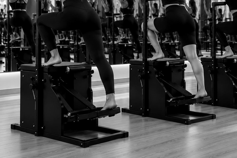 Piernas empujando sobre las Power Chairs en una clase de Signature Strength